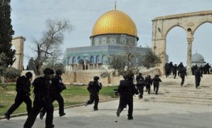 مستوطنون إسرائيليون يقتحمون باحات المسجد الأقصى بحماية شرطة الاحتلال