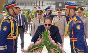 الرئيس عبد الفتاح السيسى يضع إكليل الزهور على قبر السادات