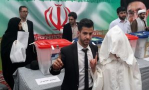 عروسان إيرانيان يدليان بصوتيهما