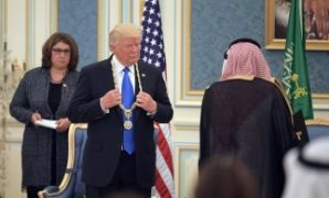 الملك سلمان يقلد ترامب وسام الملك عبدالعزيز
