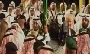 ترامب يؤدى العرضة السعودية