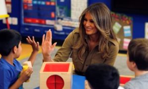 ميلانيا ترامب تداعب أطفال المدرسة الدولية الأمريكية بالسعودية