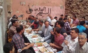 النائب محمد خليفة يتناول الافطار مع أهالى المحلة الكبرى