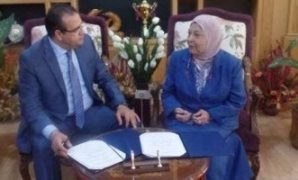 الدكتورة فرحة عبد العزيز مع رئيس الجامعة