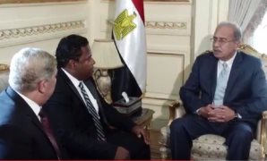 الموظف ومحافظ الإسماعيلية خلال تكريمه من رئيس الوزراء