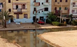 انتشار مياه الصرف الصحى بشوارع العاشر من رمضان