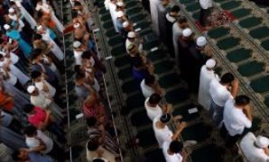 المسلمون يؤدن صلاة العيد