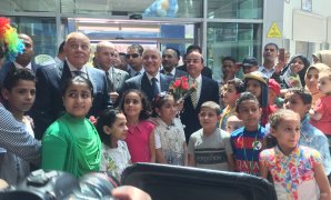 وزير الانتاج الحربى مع أطفال مستشفى السرطان