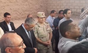 محافظ المنيا يؤدى صلاة الجنازة على جثمان أحد الشهداء