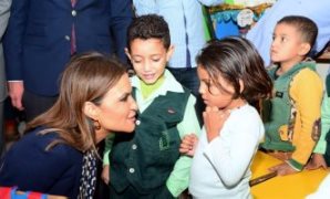 سحر نصر وزيرة الاستثمار خلال زيارتها لمدرسة بمحافظة المنيا