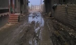 مياه الصرف تغرق شوارع القرية