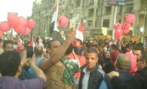 الآلاف المواطنين يحتفلون بفوز السيسى بميدان روكسى