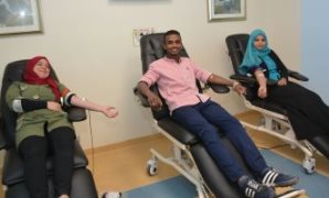 الطلاب يتبرعون بالدم