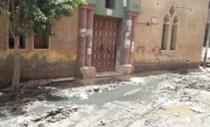 مياه الصرف تحاصر المسجد
