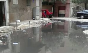 مياه الصرف تغرق الشارع