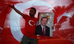 أردوغان ينصب نفسه "نصف إله"