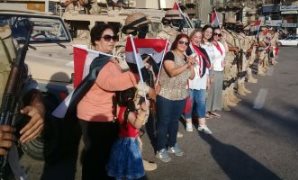 سيدات يحتفلن بذكرى 30 يونيو بميدان التحرير