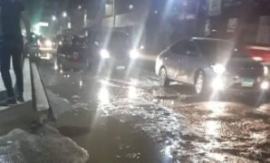 انفجار ماسورة مياه بشارع أبو سعدة بالخصوص