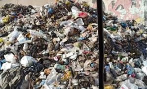تلال القمامة تحاصر سكان مدينة السلام