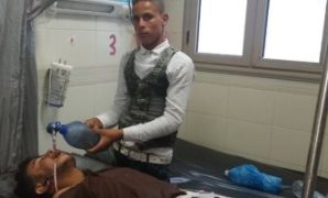 مواطن يسعف مريضا بمستشفى الميرى