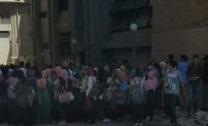 زحام شديد وغياب الموظفين أمام كلية الآداب جامعة الإسكندرية