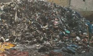 تلال القمامة فى شارع الترولى بالمطرية