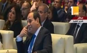 الرئيس عبد الفتاح السيسى يبكى متأثرا