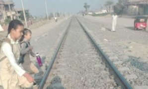 الأطفال يعبرون السكة الحديد دون وجود مزلقان