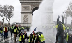 صحافة باريس تفتح النار على السترات الصفراء