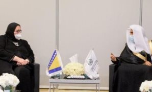 أمين عام رابطة العالم الإسلامى خلال استقبال نائبة رئيس الوزراء وزيرة الخارجية البوسنية