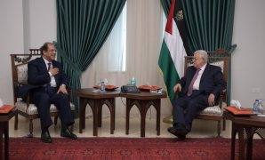 الرئيس الفلسطيني أبو مازن والوزير عباس كامل