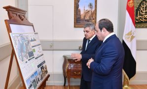  الرئيس عبد الفتاح السيسي  يجتمع مع الفريق أسامة ربيع رئيس هيئة قناة السويس.