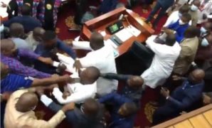 اشتباك النواب فى برلمان غانا