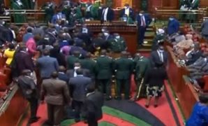 اشتباك النواب فى برلمان كينيا