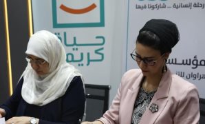 أثناء توقيع البروتوكول