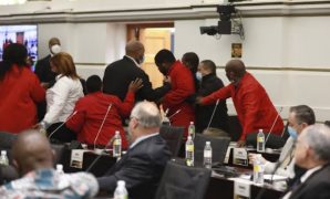 فوضى داخل برلمان جنوب أفريقيا