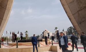 رئيس الوزراء يزور مقام الشهيد بالجزائر
