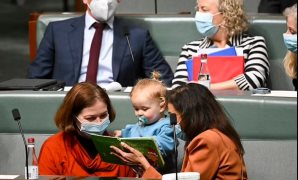 اصطحاب طفل داخل البرلمان الاسترالى يثير جدلا