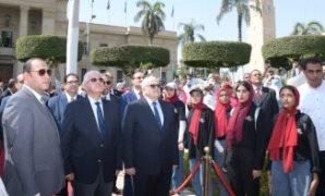وزير التعليم العالى ورئيس جامعة القاهرة يشهدان تحية العلم