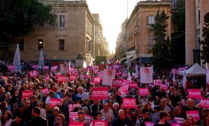 احتجاجات أمام برلمان مالطا ضد قانون يسمح بالإجهاض
