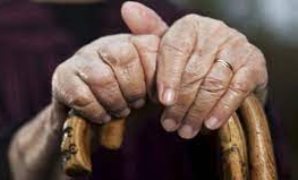 9 حالات تهدد بتعريض كبار السن للخطر.. أهمها التسول