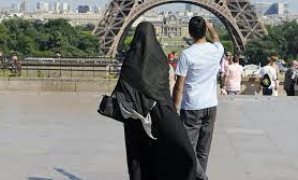 منع ارتداء العباءة الاسلامية