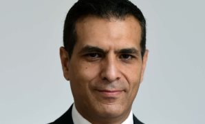 وزير الدولة للإنتاج الحربى يبحث موقف العقود الخاصة بعدد من المشروعات