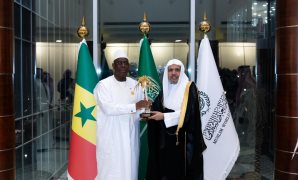 الرئيس السنغالي يتسلم مجسَّمَ أيقونة وثيقة مكة المكرمة من أمين عام رابطة العالم الإسلامي