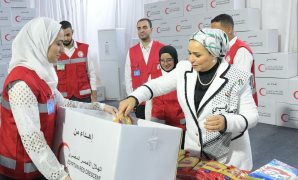 السيدة انتصار السيسى تزور مؤسسة الهلال الأحمر المصرى