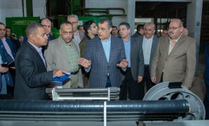 وزير الإنتاج الحربى يتفقد شركة أبو زعبل للصناعات الهندسية