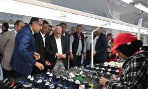 رئيس الوزراء يصل بورسعيد ويستهل زيارته بتفقد المنطقة الصناعية ومصنع لإطارات السيارات