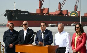 رئيس الوزراء يتابع جهود تنفيذ التوجيهات الرئاسية بتعظيم معدلات الصادرات.. ويتفقد عددا من المشروعات الكبرى الجاري تنفيذها بالميناء لتحويل مصر إلى مركز إقليمي للنقل واللوجستيات وتجارة الترانزيت
