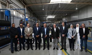 رئيس الوزراء يجرى حوار ودى مع العاملات فى مصنع لإطارات السيارات ببورسعيد  