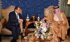 الرئيس السيسى يصل البحرين ويلتقى الملك حمد ين عيسى ويعقد لقاءات غدًا .. صور 
